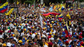 multitudinaria marcha paralizo caracas para exigir un referendum revocatorio multitudinaria marcha paralizo caracas para exigir un referendum revocatorio