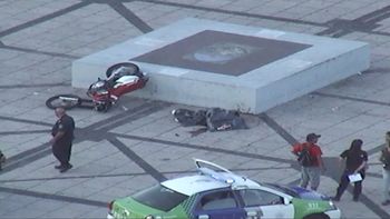 una motociclista murio al chocar contra una piedra de plaza moreno una motociclista murio al chocar contra una piedra de plaza moreno