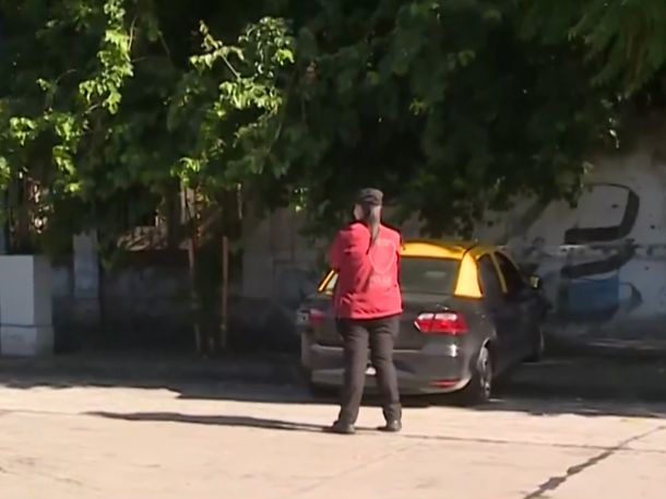 Barracas: taxista perdió el control al salir de una estación de servicio y se incrustó en un paredón