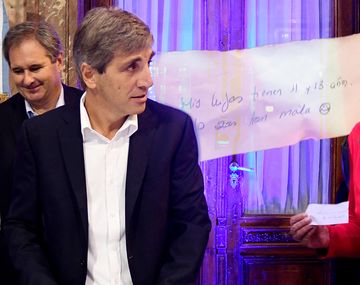 VIDEO: Así fue la entrega del papelito de Caputo a Cerruti