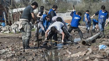 miles de jovenes continuan trabajando en las zonas afectadas por la inundacion miles de jovenes continuan trabajando en las zonas afectadas por la inundacion