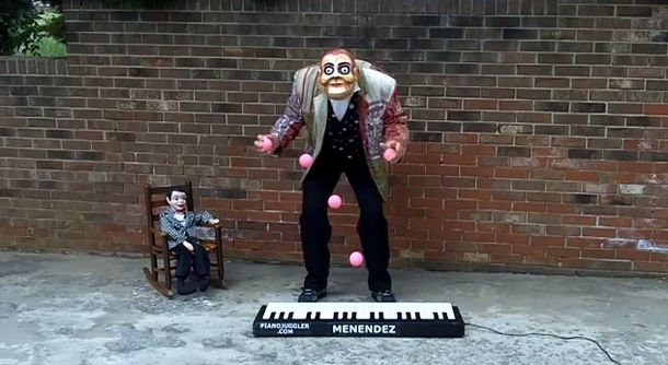 Imposible: mientras hace malabares toca el piano con gran habilidad