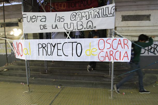 Toma en el Colegio Nacional Buenos Aires en rechazo a una reforma