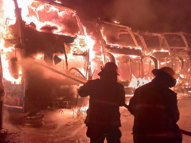 Impresionante incendio en un depósito de Flecha Bus en Córdoba: investigan si fue intencional