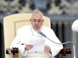 El viento le jugó una mala pasada al papa Francisco