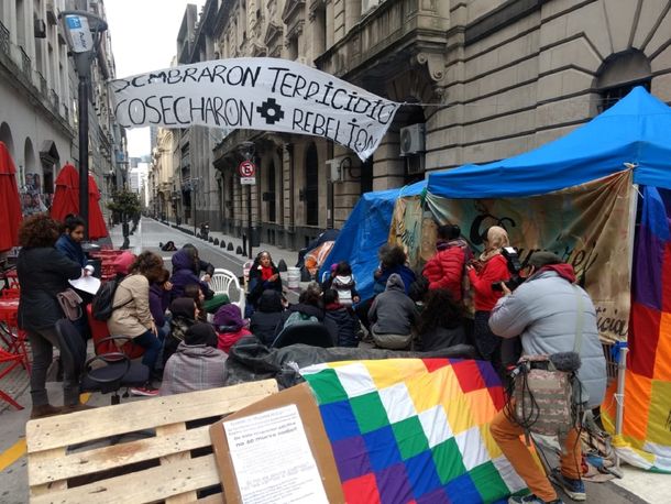 Basta de femicidio indígena: el reclamo central de mujeres originarias que toman el Ministerio del Interior