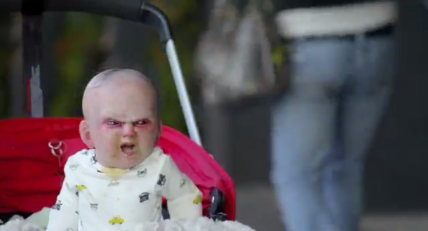 VIDEO: El ataque de un bebé diabólico que asusta a los transeúntes