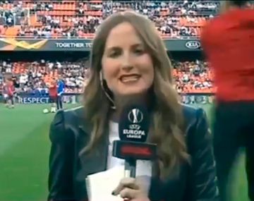 Una periodista sufrió un brutal pelotazo al aire antes de la semifinal de la Europa League