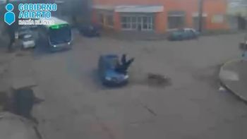 un motoquero se salvo de milagro tras violento choque un motoquero se salvo de milagro tras violento choque