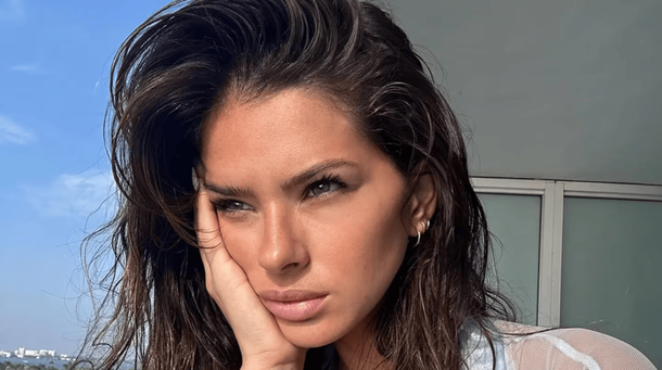 La China Suárez posó en microbikini y muchas plumas.