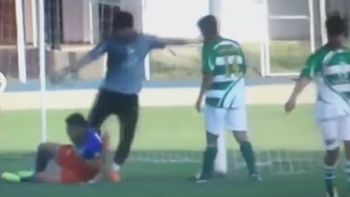 un arquero perdio el control y le pateo la cabeza a su rival un arquero perdio el control y le pateo la cabeza a su rival