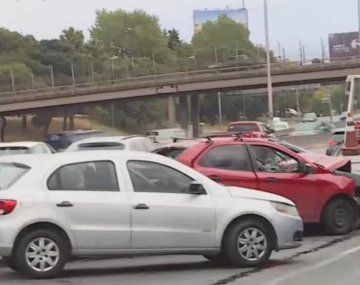 Caos en Panamericana por un choque múltiple: hay al menos cinco vehículos involucrados y dos heridos