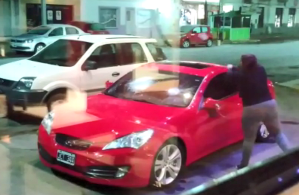 Una mujer rompi&oacute; un auto con una pala en R&iacute;o Gallegos