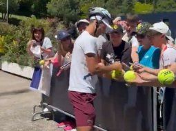Djokovic firmó autógrafos con casco tras el incidente en el Masters 1000 de Roma