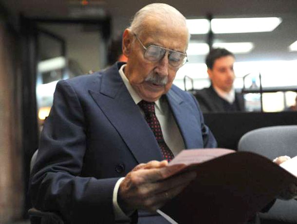 Videla será enterrado sin honores militares