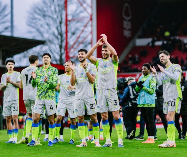 El Manchester City derrotó al Nottingham Forest de visitante y quedó puntero