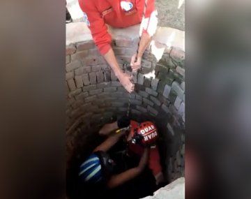 Rescatan a una mujer que cayó a un pozo de 12 metros