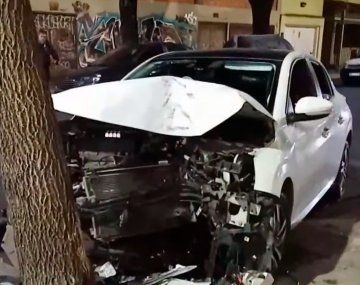 Un auto encerró a otro que terminó incrustado en un árbol: una mamá y sus dos hijos fueron trasladados