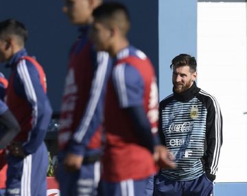 Messi observa el trabajo de los juveniles en su primer día en el predio