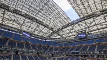 mira como se cierra por primera vez el techo durante el us open mira como se cierra por primera vez el techo durante el us open