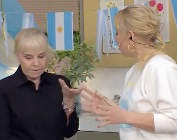 Claudia Villafañe sorprendió a todos al mostrar en vivo una mítica camiseta de Diego Maradona
