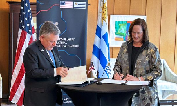 El canciller Omar Paganini firmó el acuerdo junto a la embajadora de Estados Unidos en Uruguay