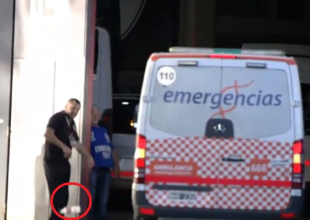 Cuando la ambulancia entraba le arrojaron una botella desde las gradas