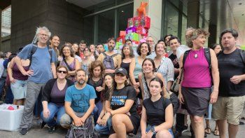 Navidad con ciencia: investigadores protestaron frente al Polo Científico