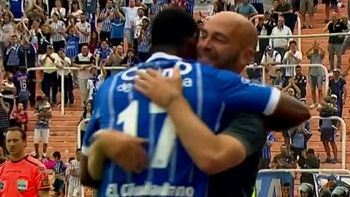 El delantero se llevó la pelota por los tres tantos El delantero se llevó la pelota por los tres tantos