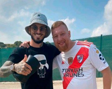 La foto de Benedetto con un hincha de River que generó polémica