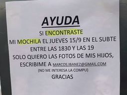 El cartel que el hombre pegó en Villa Urquiza a la salida del Subte El cartel que el hombre pegó en Villa Urquiza a la salida del Subte
