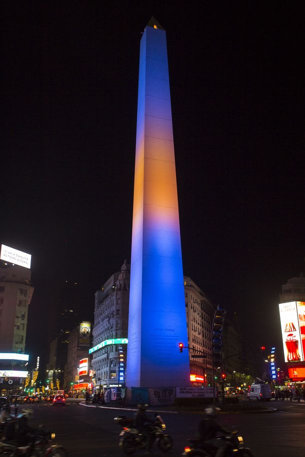 El Obelisco se iluminó con los colores de Boca