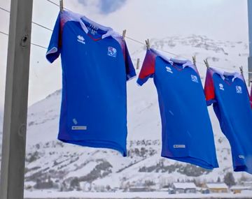 Fútbol bajo la nieve: la gran presentación de la camiseta de Islandia para Rusia 2018