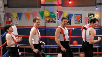 sos mi hombre calienta la pantalla con un striptease sos mi hombre calienta la pantalla con un striptease