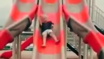 un accidente en el tobogan un accidente en el tobogan