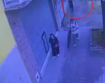 Video: una policía se defendió de un intento de robo y un ladrón resultó herido