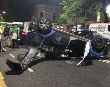 Choque y vuelco entre dos patrulleros en medio de una persecución