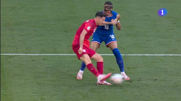 El manotazo de Robert Lewandowski a Kylian Mbappé que encendió las alarmas en Francia