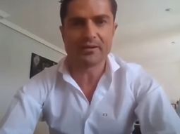 Un periodista salía al aire desde su casa mientras su amante paseaba desnuda detrás de cámara