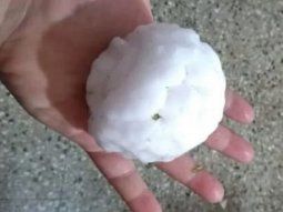 Impresionante caída de granizo: así destrozó autos y techos