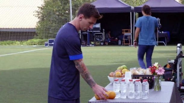 La zurda intacta: Messi sorprendió e hizo jueguitos con una naranja
