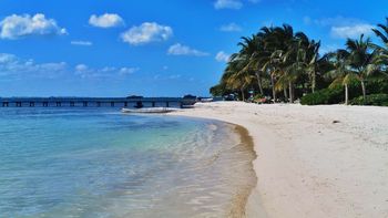 La Península de Yucatán se destaca por hermosas playas. La Península de Yucatán se destaca por hermosas playas.