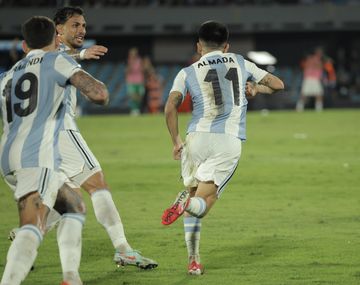 Thiago Almada, en el duelo de la Selección Argentina con Uruguay por la fecha 13 de las Eliminatorias.