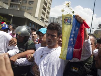 El líder opositor venezolano Leopoldo López se entregó en las calles de Caracas