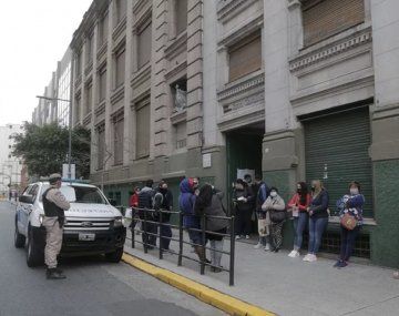 Una mujer de 80 años murió mientras hacía la fila para votar