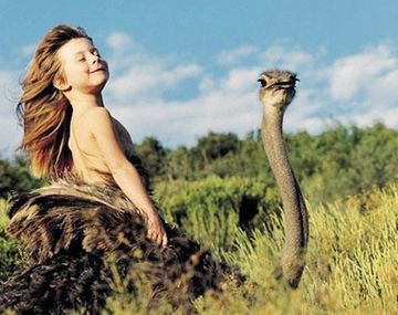 Una chica criada entre animales en la selva africana