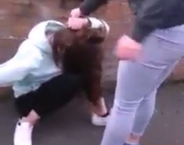 La arrastró del pelo y le dio una patada en la cara