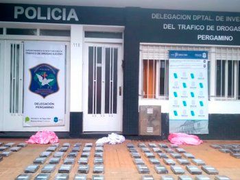 Tiraron en paracaídas 130 kilos de cocaína desde una avioneta a un campo en Pergamino