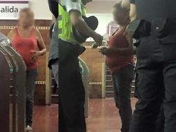 Una mujer denunció que quisieron drogarla con un cartón de hebillas en el subte
