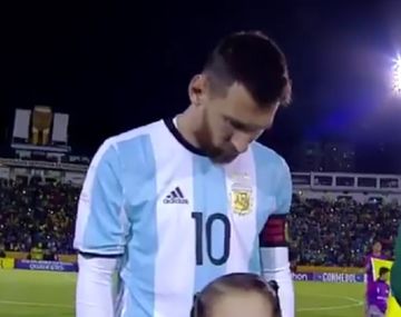 Cabeza gacha y mirada perdida: así estaba Messi durante el himno en Ecuador